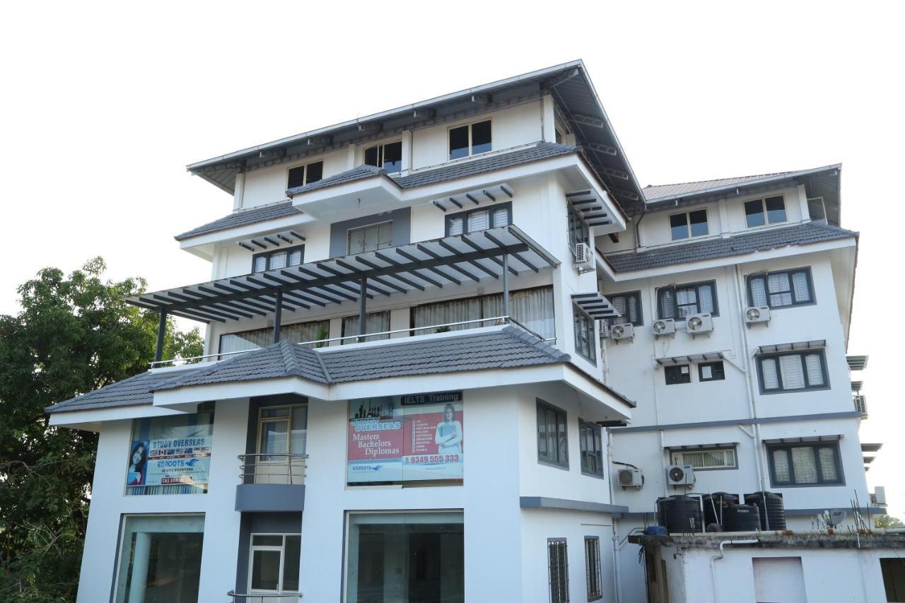 Hazmi Inn Perintalmanna Buitenkant foto
